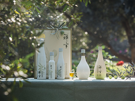 祥宇特級(jí)初榨橄欖油，純手工采摘、精選優(yōu)質(zhì)油橄欖鮮果，用意大利貝亞雷斯全自動(dòng)設(shè)備物理冷榨工藝，在鮮果采摘后8小時(shí)內(nèi)限時(shí)鮮榨而成。